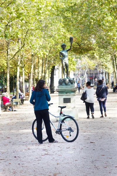 Paris Franciaország 2017 Szeptember Lány Parkban Párizs Kerékpár — Stock Fotó