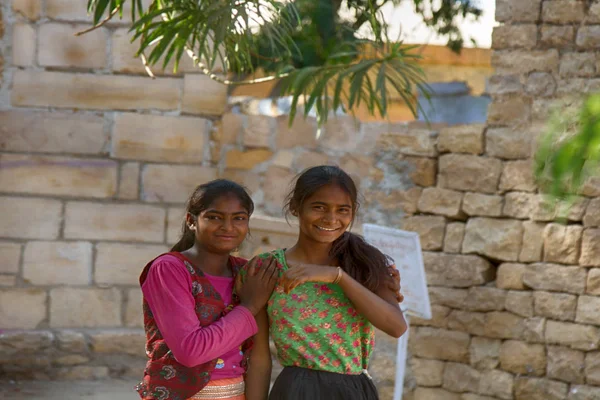 Indien Jaisalmer März 2018 Bhili Girls Auf Dem Hintergrund Der — Stockfoto