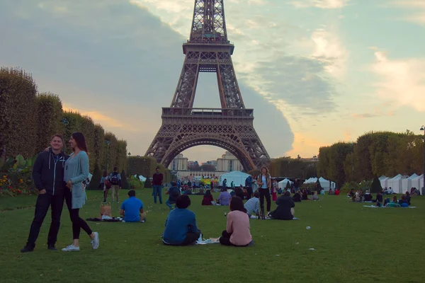 París Francia Septiembre 2017 Gente Sentarse Alrededor Torre Eiffel Hierba — Foto de Stock