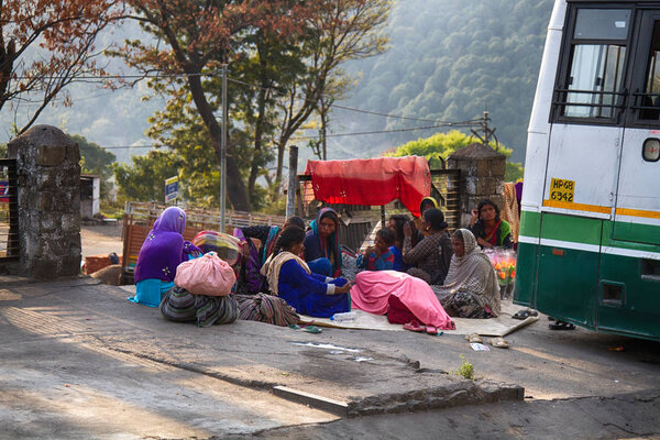 Индия, Дхарамсала - 12 марта 2018 года: Индийские местные автобусы перевозят пассажиров. экстремальные поездки на местном транспорте. Индейцы ждут свой автобус
.