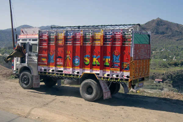 India Himalaya Marzo 2018 Coloridos Camiones Indios Carretera Transporte Mercancías — Foto de Stock