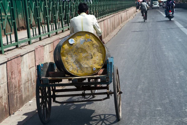 India Nueva Delhi Marzo 2018 Carga Indian Bicycle Rickshaw Tráfico —  Fotos de Stock