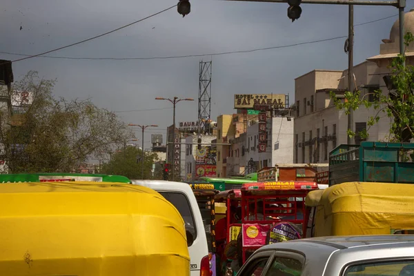 India Nueva Delhi Marzo 2018 Flujo Tráfico Rickshaw Automóviles Calle —  Fotos de Stock