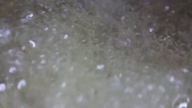 Kaynar suda kabarcıklar