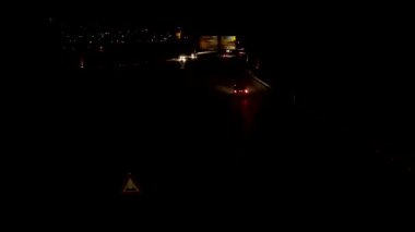 karanlık gece otoyolda sürüş