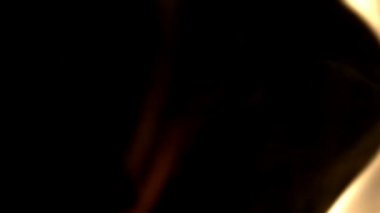 Yanan ahşap, alevler, kömürler