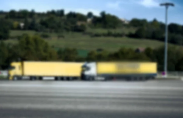 Transporte de caminhões irreconhecível embaçado forte — Fotografia de Stock