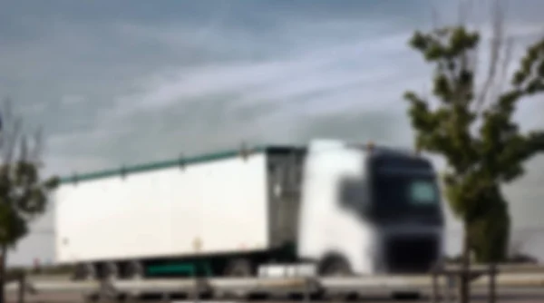 Silny niewyraźny, nierozpoznawalny transport samochodów ciężarowych — Zdjęcie stockowe
