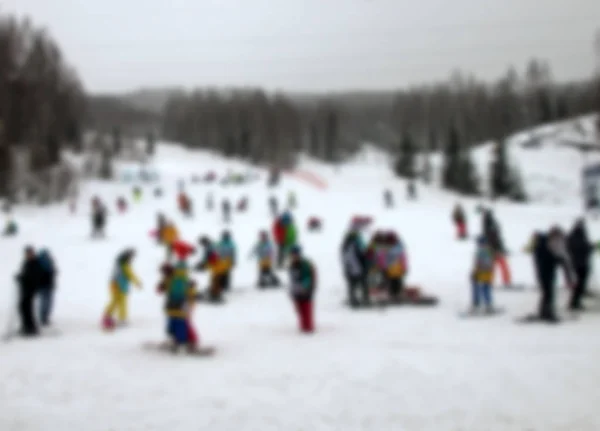 Declive de esqui com um monte de atletas no inverno — Fotografia de Stock