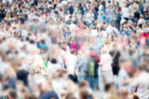 толпы людей на городском празднике