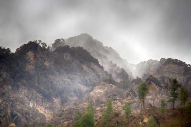Himalayalar 'ın dışındaki Bahar Dağı manzarası