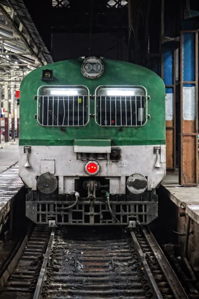 Lokomotive am Bahnhof (Bahnsteig)) — Stockfoto