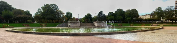 Fountain in the middle of the square — Stock Photo, Image