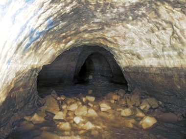 kısmen sular altında yeraltı mağaraları