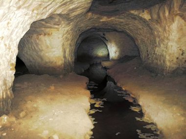 kısmen sular altında yeraltı mağaraları