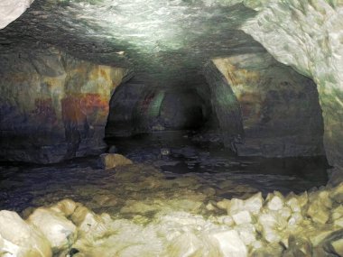 kısmen sular altında yeraltı mağaraları