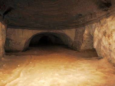 Dünya 'nın altındaki yapay mağara yolculuğu