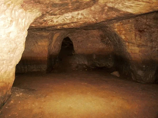 Cueva artificial bajo tierra viaje —  Fotos de Stock