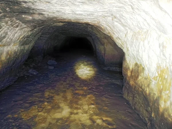 Sztuczna jaskinia pod ziemią — Zdjęcie stockowe