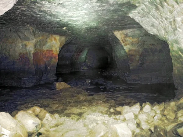 Teilweise überflutete unterirdische Höhlen — Stockfoto