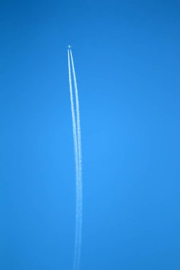 Lacivert gökyüzüne karşı hızlı uçan uçak.