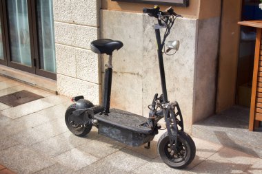 evin kapısında elektrikli scooter