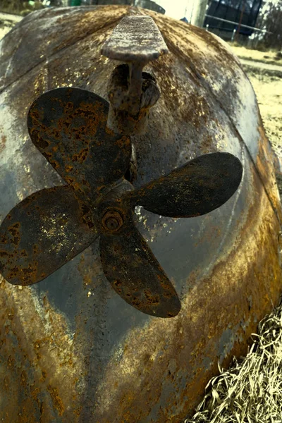 해안에 오래 된 철 보트의 나사 녹슨 — 스톡 사진
