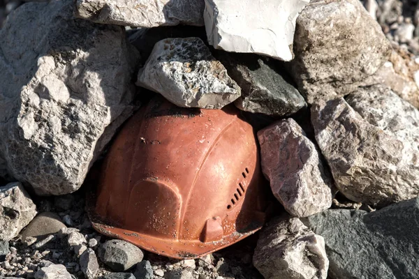 Pracovní helma na hromadě kamení — Stock fotografie