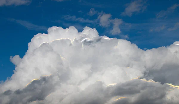 Abstrakte Wolken mit Energieblitzen — Stockfoto