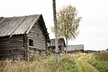 Ormanın kıyısındaki eski Rus köyü.