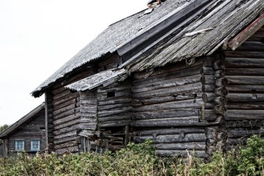 Ormanın kıyısındaki eski Rus köyü.