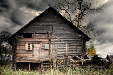 Ormanın kıyısındaki eski Rus köyü.