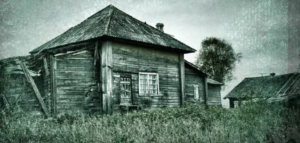 Stará vesnice na okraji lesa — Stock fotografie