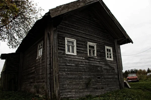 Orosz régi falu az erdő szélén — Stock Fotó