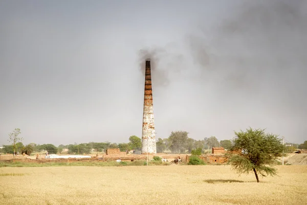 Alter Schornstein einer Ziegelfabrik in der Wüste Indiens — Stockfoto