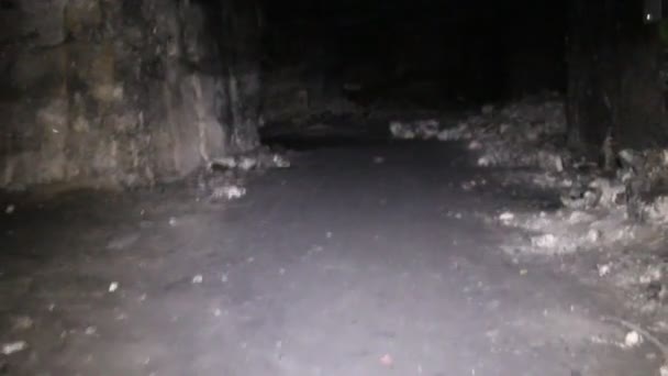 Katakomben und wandernde Höhlenforscher — Stockvideo