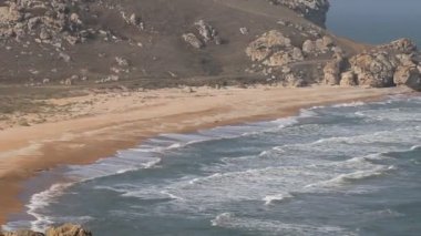 Karadeniz'den Kerç Yarımadası'nın engebeli ve kayalık kıyısı