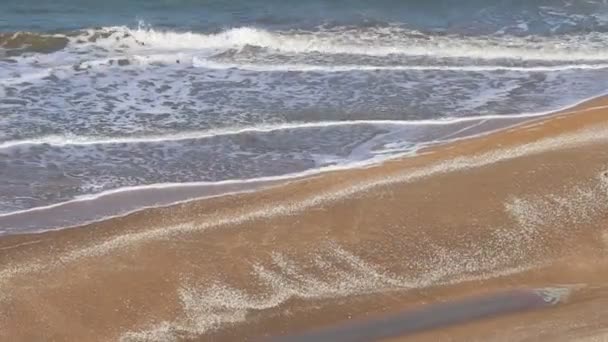Tiszta szűz tengerpart és a tengeri roll. Tenger két — Stock videók