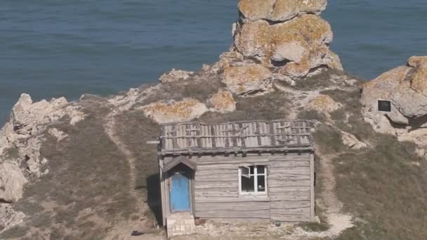 Summer hut of the fisherman on stone Cape — Stock Video