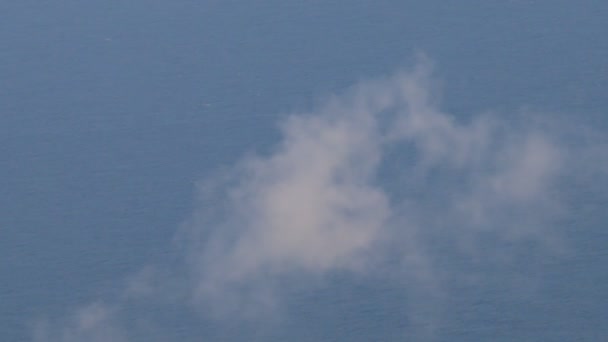 Un nuage blanc flotte au-dessus de la mer. Vue du dessus — Video