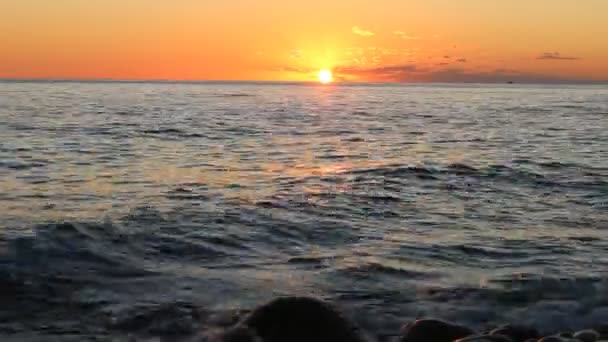De ondergaande zon hangt over de wateren van de Zwarte Zee — Stockvideo