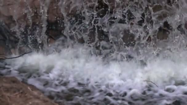 Falling into the reservoir of a jet of water and foam — Stock Video