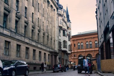 Yaşlı Riga 'nın büyüleyici sokakları ve evleri