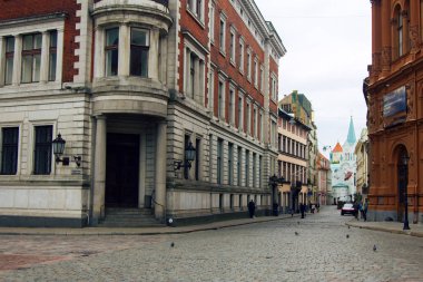 Yaşlı Riga 'nın büyüleyici sokakları ve evleri