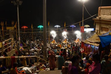 Ateş Puja dini bir törendir