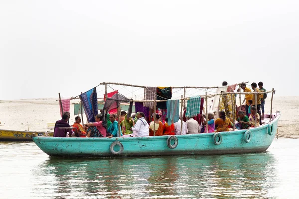 Numerosos peregrinos realizan la ablución y la oración en el agua sagrada del río Ganges . — Foto de Stock