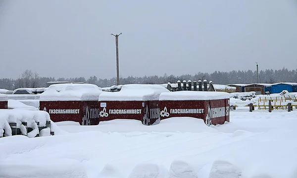 Обладнання для трубопроводу зберігається на відкритому складі — стокове фото