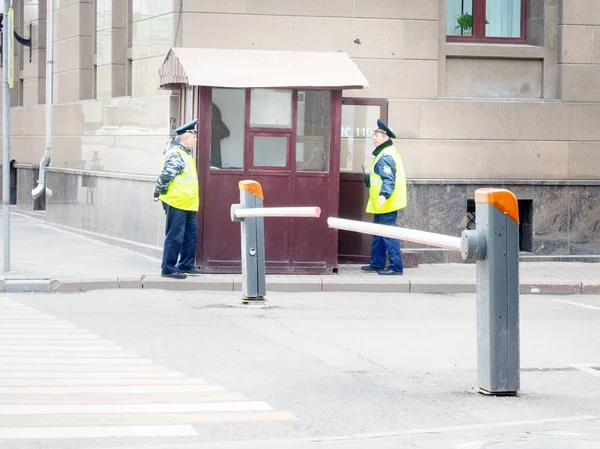 Wegblokkering met een barrière en veiligheids bewakers — Stockfoto