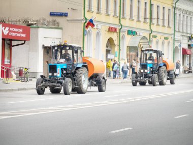 Su tankı ile yol temizleme araçları