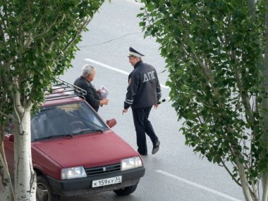 Rus polisi devriye kontrol sokakta araba sürücüsü kontrol
